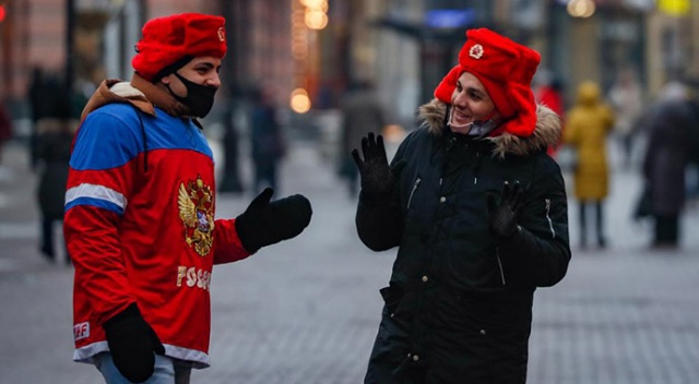 Rusya&#039;da Covid-19 aşısı olanlara maske takma zorunluluğu kaldırılıyor