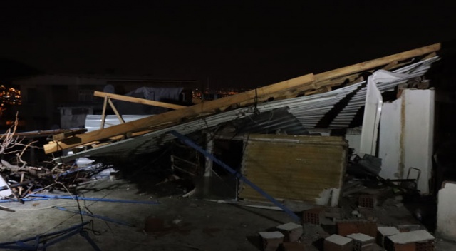 Şiddetli lodos evin çatısını uçurdu
