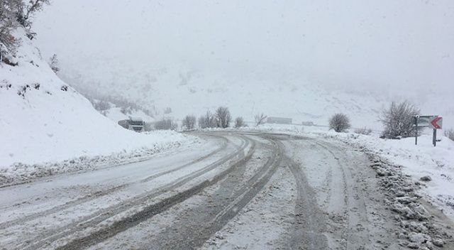 Şırnak&#039;ta kar nedeniyle yolda mahsur kalan 65 kişi kurtarıldı