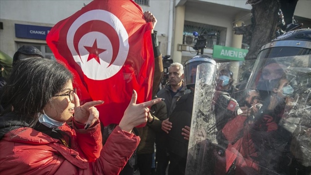 Tunus&#039;ta gözaltına alınan protestocuların serbest bırakılması için gösteri düzenlendi