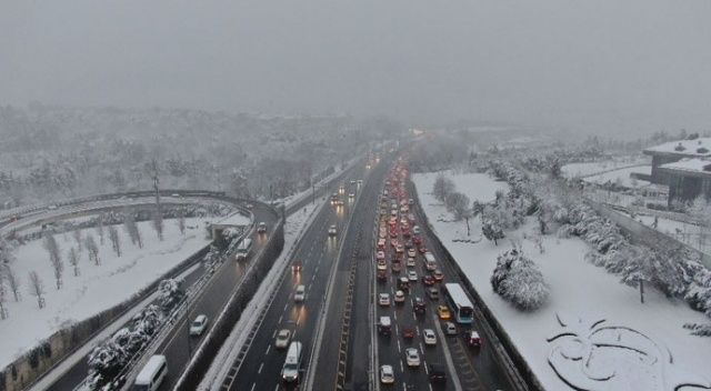 15 Temmuz Şehitler Köprüsü&#039;nde kar ve kısıtlama sonrasındaki trafik görüntülendi