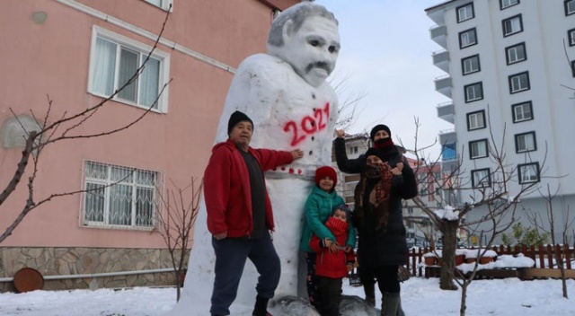 4 metre uzunluğunda dev kardan adam yaptılar
