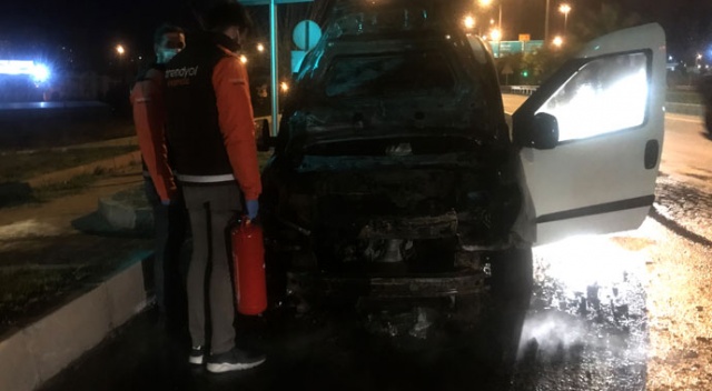 Adana&#039;da park halindeki hafif ticari araç yandı