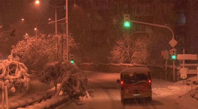 Anadolu Yakası&#039;nda kar yağışı etkisini artırdı