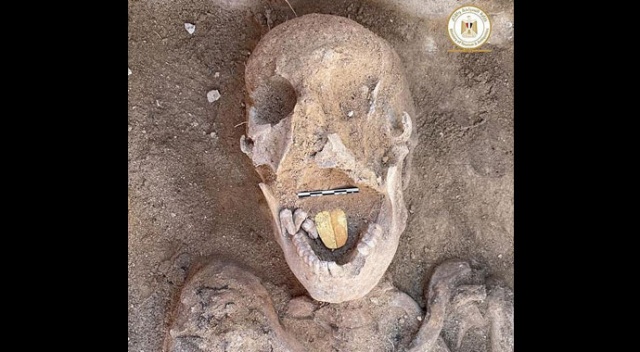 Arkeologları şaşırtan keşif: Altın dilli mumya
