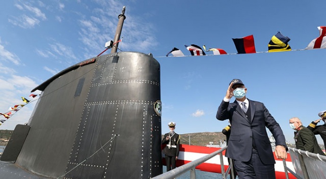 Bakan Akar, TCG Gür denizaltısını ziyaret etti