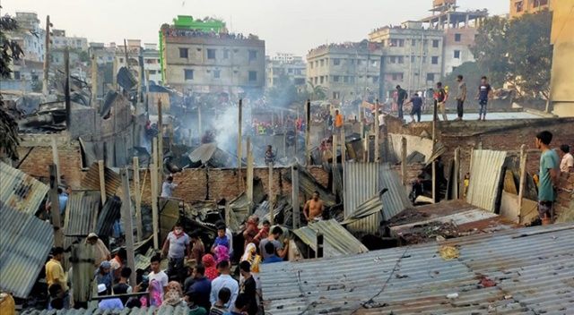 Bangladeş&#039;te yangın: 150 gecekondu kül oldu