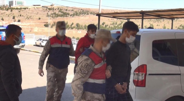 DEAŞ&#039;lı 3 terörist, Suriye sınırında patlayıcılarla yakalandı