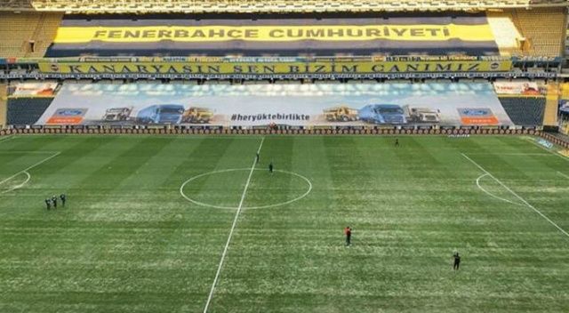 Fenerbahçe&#039;de büyük ihmal! Yoğun kar yağışı sırasında çimlerin üzeri örtülmemiş
