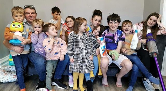 İngiltere’nin en geniş ailesi dertli: 22 çocuk evde sürekli bir şeyler yiyor