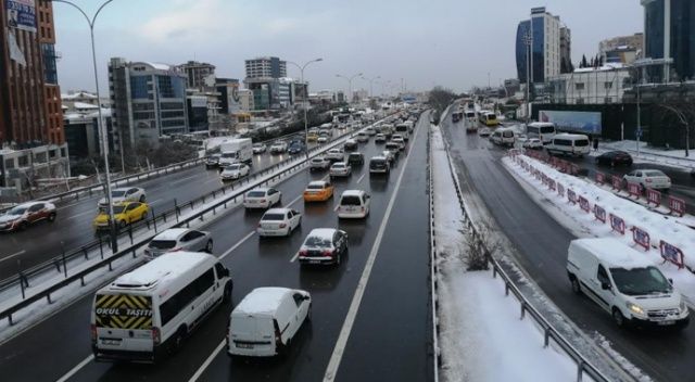 İstanbul&#039;da sabah saatlerinde trafik yoğunluğu