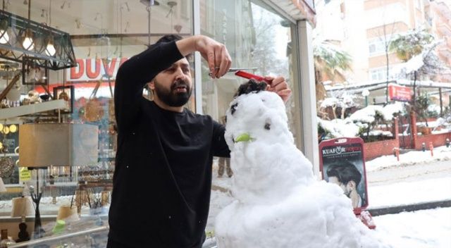 İzmitli berber müşteri bulamayınca kardan adamı tıraş etti