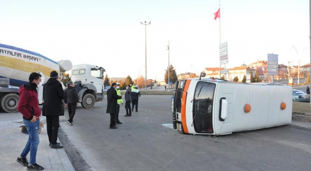 Karaman’da beton mikseri ile çarpışan minibüs devrildi