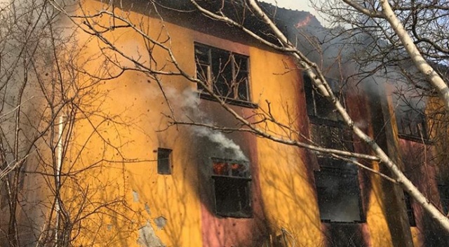 Kastamonu&#039;da çıkan yangında 3 katlı ev kullanılamaz hale geldi
