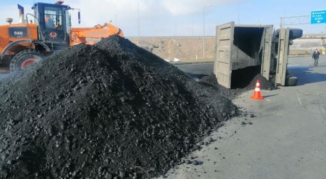 Kayseri&#039;de kömür tozu yüklü tır devrildi, yol ulaşıma kapandı
