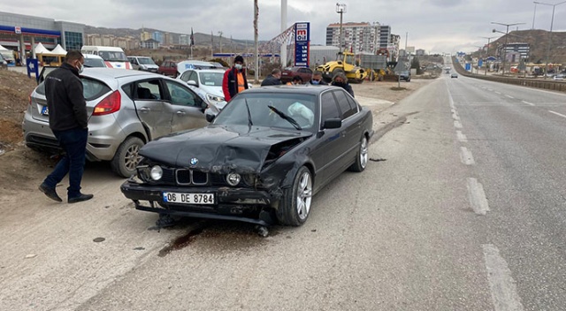 Kırıkkale&#039;de iki otomobil çarpıştı: 3 yaralı