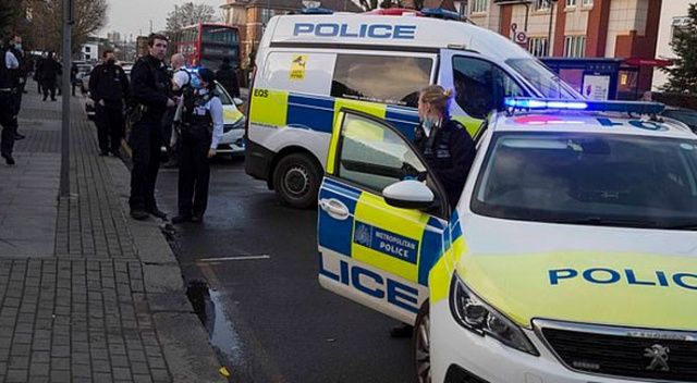 Londra&#039;da sinagogta polise molotoflu saldırı