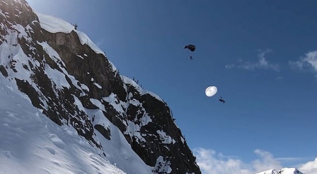 Maceracı genç kar bisikletiyle uçurumdan atlayıp paraşütle indi