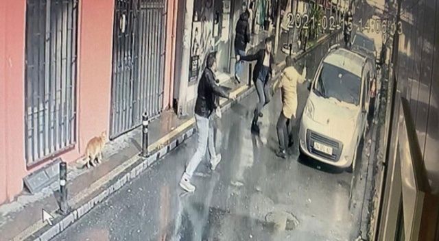 Ortaköy’de aralarında husumet olan 2 kardeş sokak ortasında birbirini bıçakladı