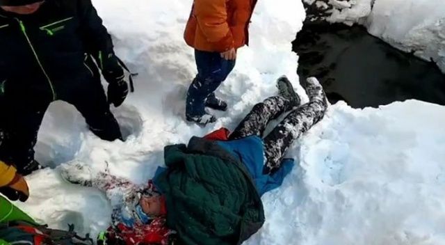 Rus genç, kayak yaparken 8 metrelik kuyuya düştü