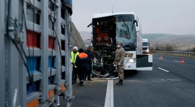 Feci kaza! Yolcu otobüsü tıra arkadan çarptı: 3 ölü, 30 yaralı