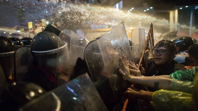 Tayland&#039;da hükümet karşıtı protestocu gruplar polisle çatıştı