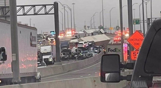 Teksas&#039;ta 100&#039;den fazla araç birbirine girdi, ölenler var