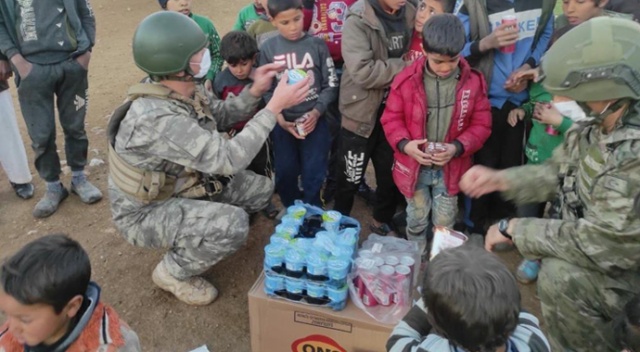 TSK’dan Barış Pınarı bölgesindeki çocuklara gıda yardımı