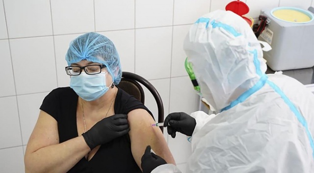 Ukrayna’da ilk Covid-19 aşısı bir doktora yapıldı