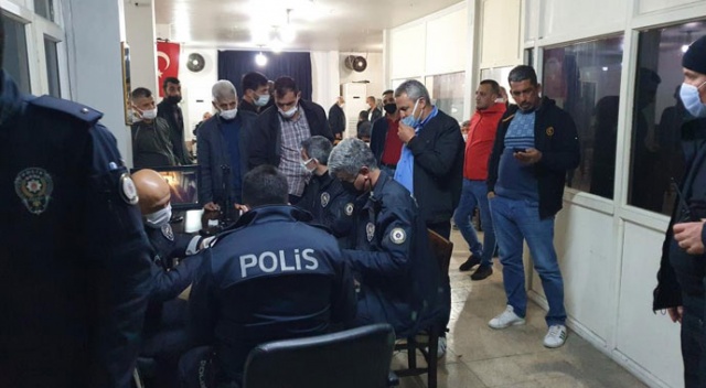 Adana’da kahvehaneye baskın: 37 kişiye sokağa çıkma yasağından ceza kesildi