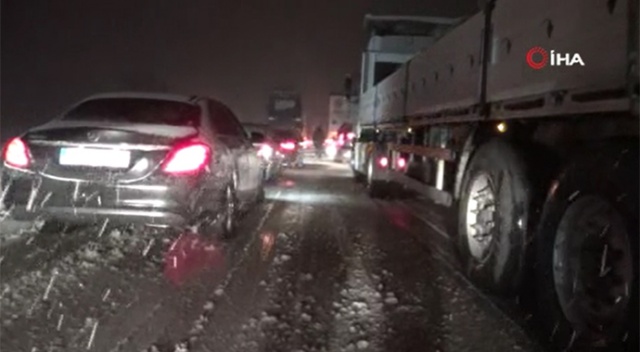 Afyonkarahisar-Antalya karayolu kar nedeniyle ulaşıma kapandı