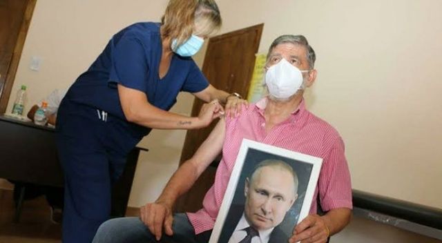 Arjantin&#039;de ilginç görüntü! Belediye başkanı, elinde Putin portresiyle aşı oldu
