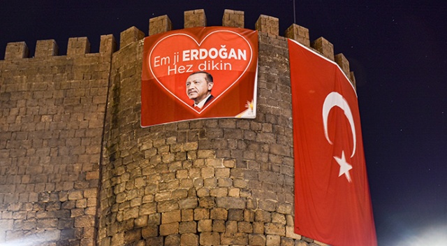 Diyarbakır Kalesi&#039;ne Kürtçe &quot;Biz Erdoğan&#039;ı seviyoruz&quot; pankartı asıldı