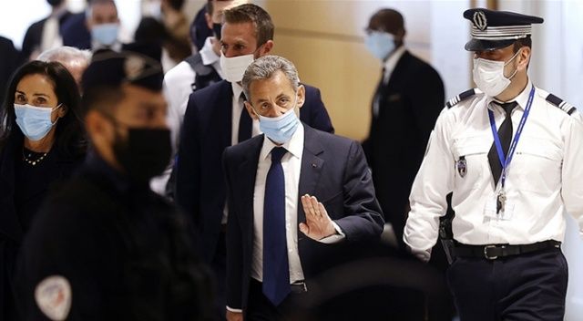 Eski Fransa Cumhurbaşkanı Sarkozy&#039;e 3 yıl hapis cezasına çarptırıldı