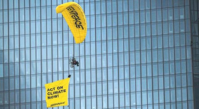 Greenpeace aktivistleri, Avrupa Merkez Bankası’nın çatısına paraşütle indi