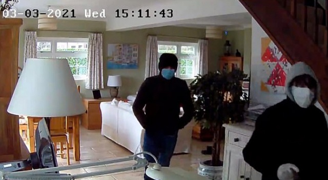 Güpegündüz evi soydular: Güvenlik kamerası her şeyi net bir şekilde kaydetti