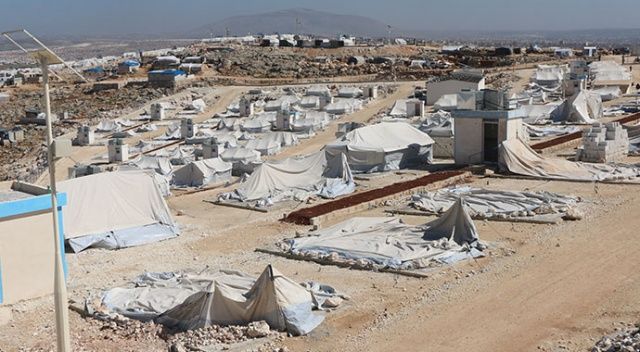 İdlib&#039;de şiddetli rüzgar kamptaki 80 çadırı yıktı