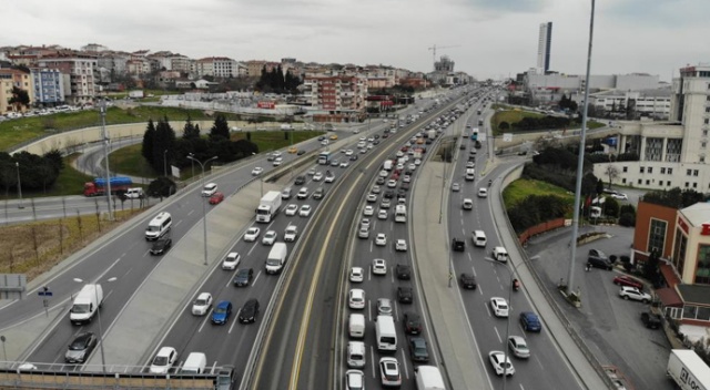 İstanbullu &#039;Evde Kal&#039;madı, trafik durma noktasına geldi