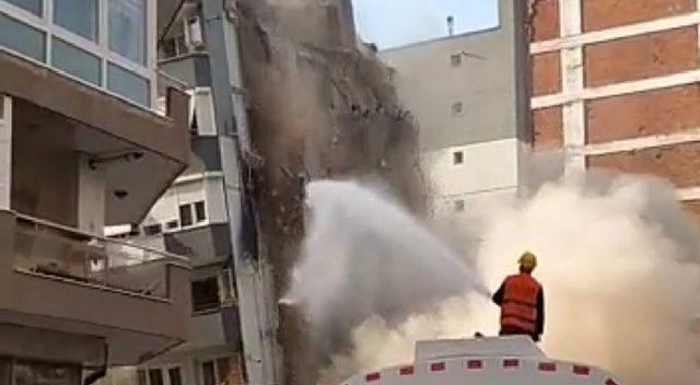 İzmir&#039;de ağır hasarlı bina kontrollü yıkım yapılırken yanındaki binanın üzerine çöktü