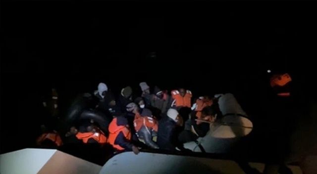 İzmir&#039;de fırtınada lastik botla sürüklenen 34 sığınmacı kurtarıldı