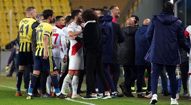 Kadıköy&#039;de maç sonu saha karıştı