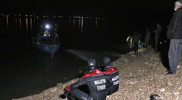 Karakaya Baraj Göleti&#039;nde balıkçı teknesi alabora oldu: 1 kişi kurtuldu, 1 kayıp