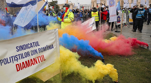 Romanya&#039;da Covid-19 kısıtlamaları protesto edildi