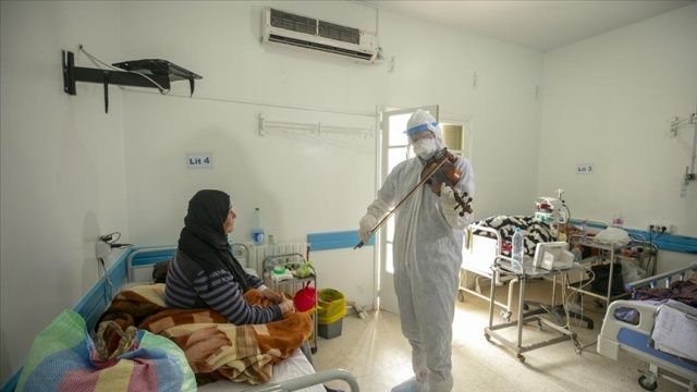 Tunuslu doktor kemanıyla Kovid-19 hastalarına moral aşılıyor