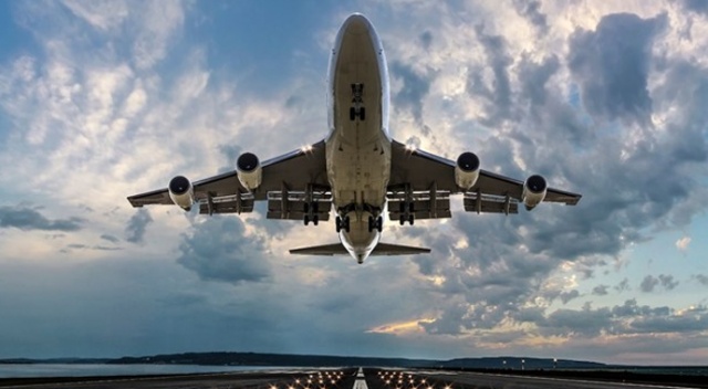 Uçuş sırasında bir yolcu uçağın “acil çıkış kapısını” açmaya çalıştı