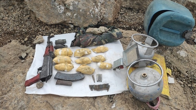 Van&#039;da PKK&#039;lı teröristlere ait silah ve el bombası ele geçirildi
