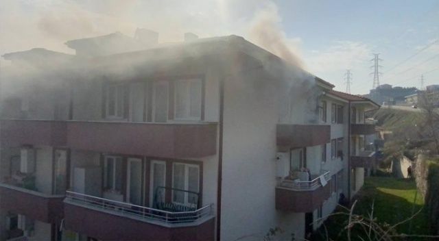3 katlı binada yangın: Aile çatıdan kurtarıldı