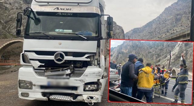 Adana&#039;da tır otomobile çarptı: 1 ölü 4 yaralı