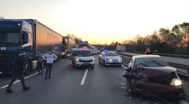 Anadolu Otoyolu&#039;nda 5 araç birbirine girdi: 6 yaralı