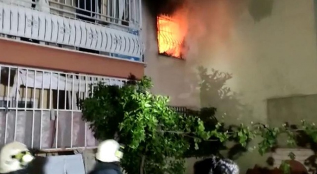 Antalya&#039;da apartman sakinlerini sokağa döken yangın